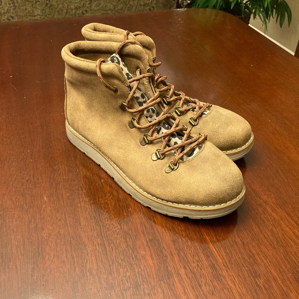 Bobs from sketcher lace up boot with leopard accent and faux fur lining size 10